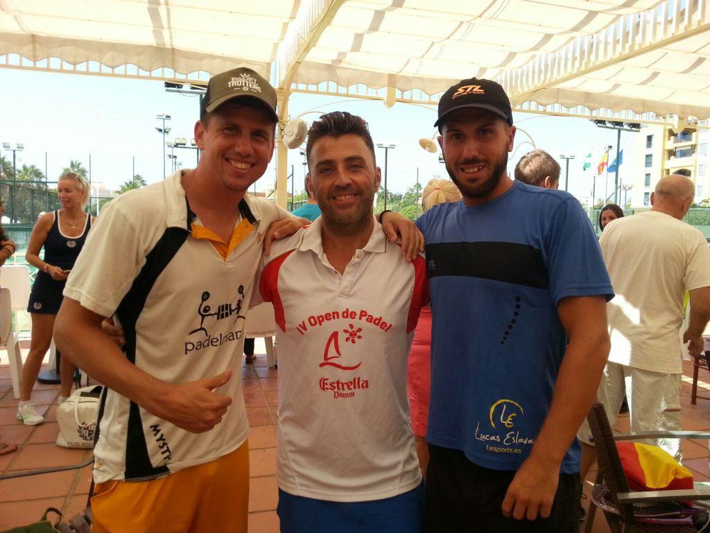 Saúl Rielo con entrenadores de la academia