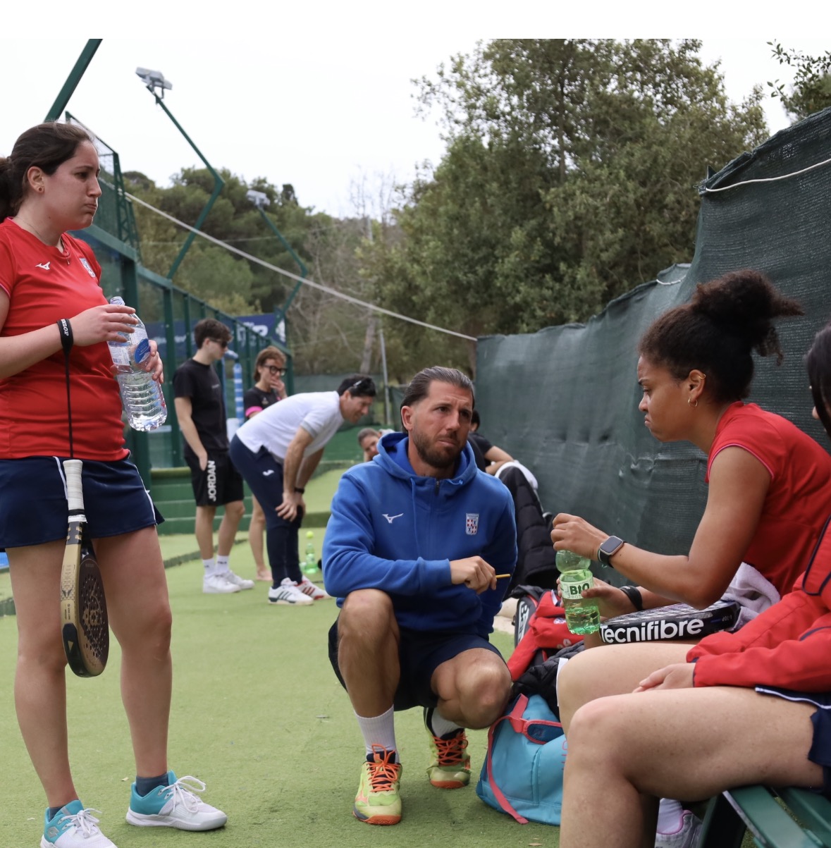 Saúl Rielo entrenando al equipo femenino