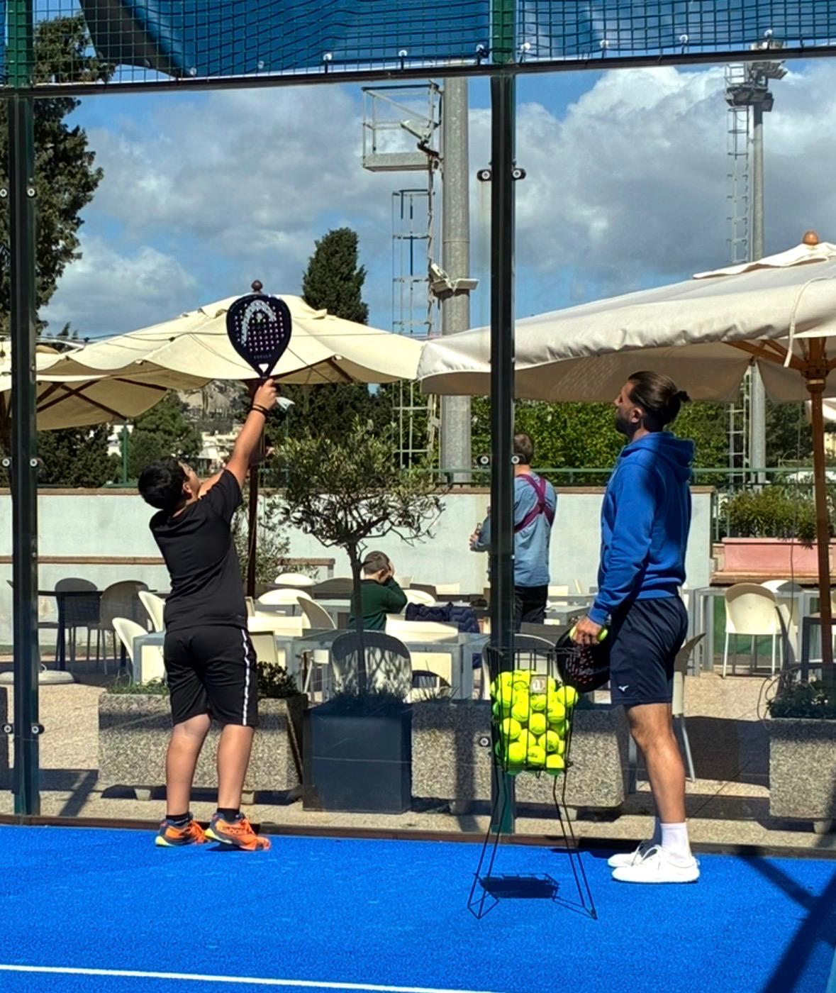 Saúl Rielo trabajando la sombra del remate con un jugador en pista