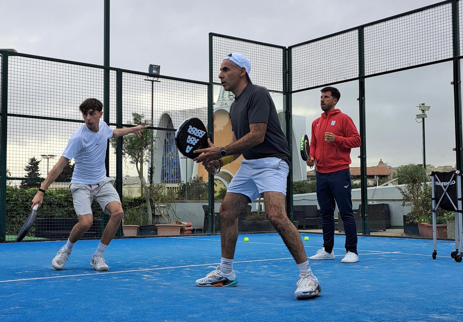Saúl Rielo entrenando en pista con dos de sus jugadores