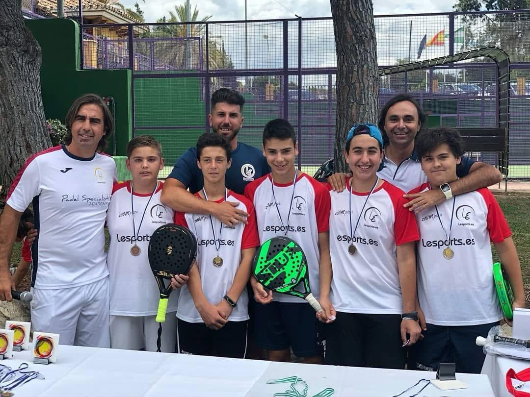 Saúl Rielo con sus jugadores ganando un torneo