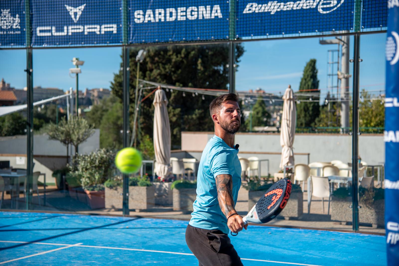 Saúl Rielo jugando al pádel